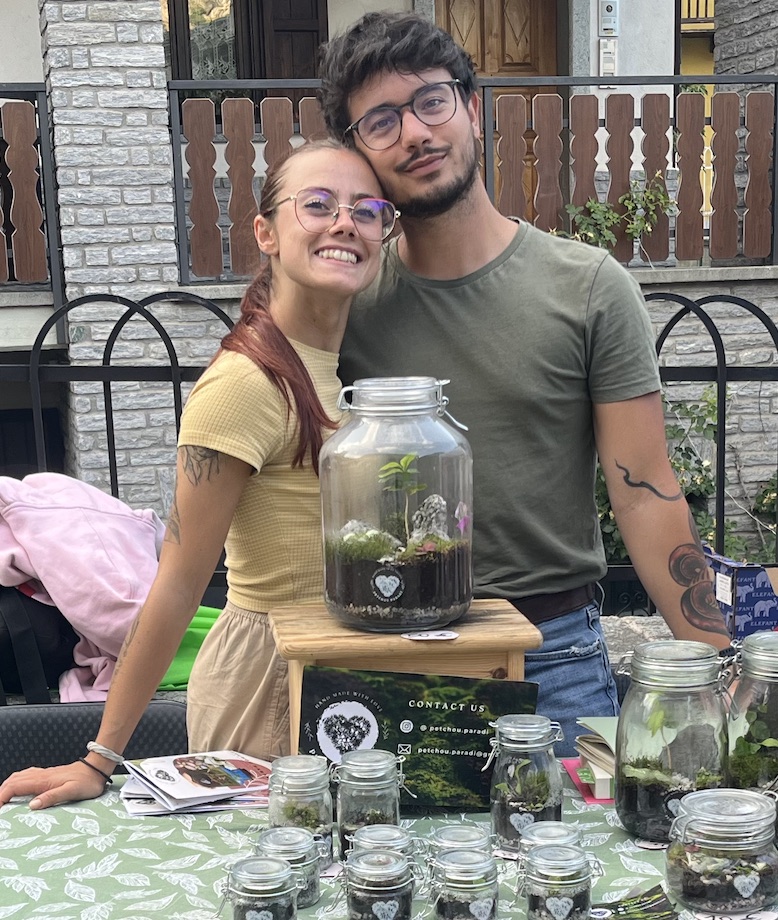 Fabienne e Paolo al loro banchetto del mercatino, con i terrari Petchoù Paradì